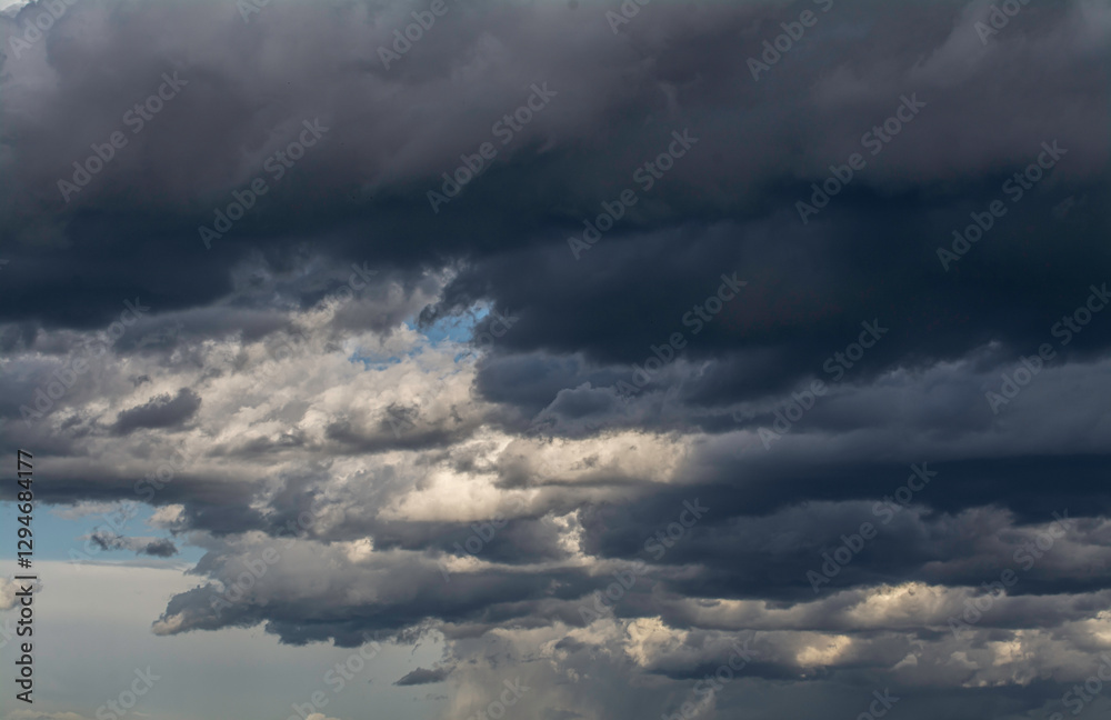 Obraz premium Heavy cumulus dramatic thunderstorm cloud formations
