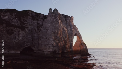 Fotografía Sheer cliffs with natural arches washed by the waters of the English Channel