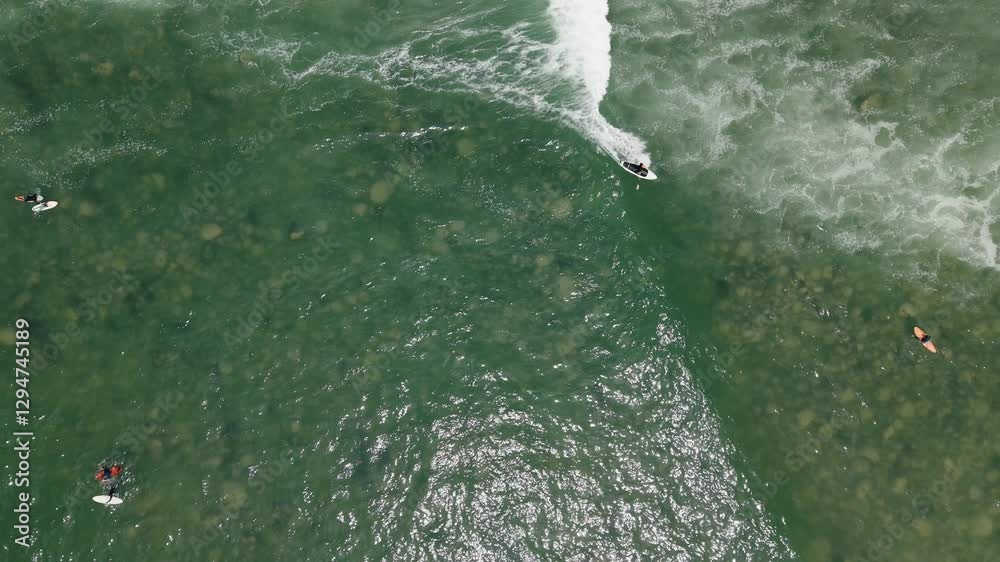 Vue aérienne d'un paddle surfant une vague à Punta Hermosa, pérou filmé avec un drone