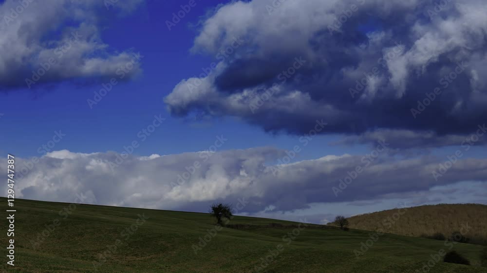 Zeitraffer einer schönen Aue mit dramatischen Wolken im Hintergrund Zeitraffer einer schönen Aue mit dramatischen Wolken im Hintergrund