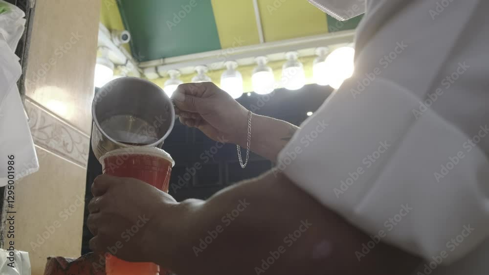 Comida tradicional mexicana, preparando tacos en la ciudad de México, taqueros profesionales muestran la preparación del taco