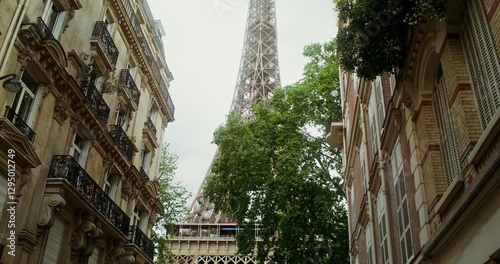 Photography Narrow street with traditional buildings in the historical center of paris paris overlooking the eiffel tower