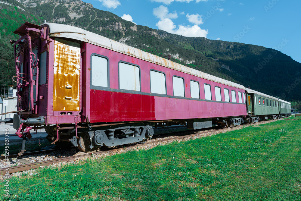 Obraz premium Paisaje de una estación de trenes entre las montañas en los pirineos, un día soleado con cielo azul y nubes. Desde Canfranc, Huesca, Aragón, España, Europa.