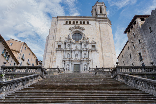 Catedral de Girona un día soleado con cielo azul y nubes. Desde Gerona, Cataluña, España, Europa.
