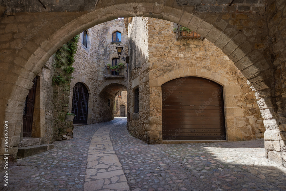 Naklejka premium Pueblo medieval pintoresco un día soleado. Desde Pals, Gerona, Cataluña, España, Europa.
