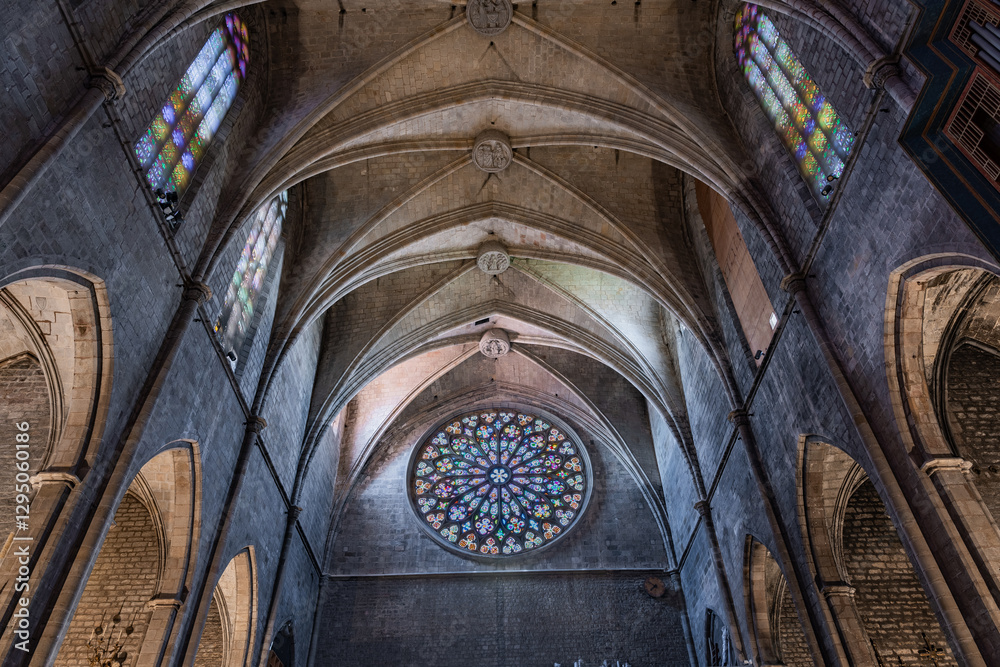 Naklejka premium Interior de un edificio religioso católico medieval europeo.