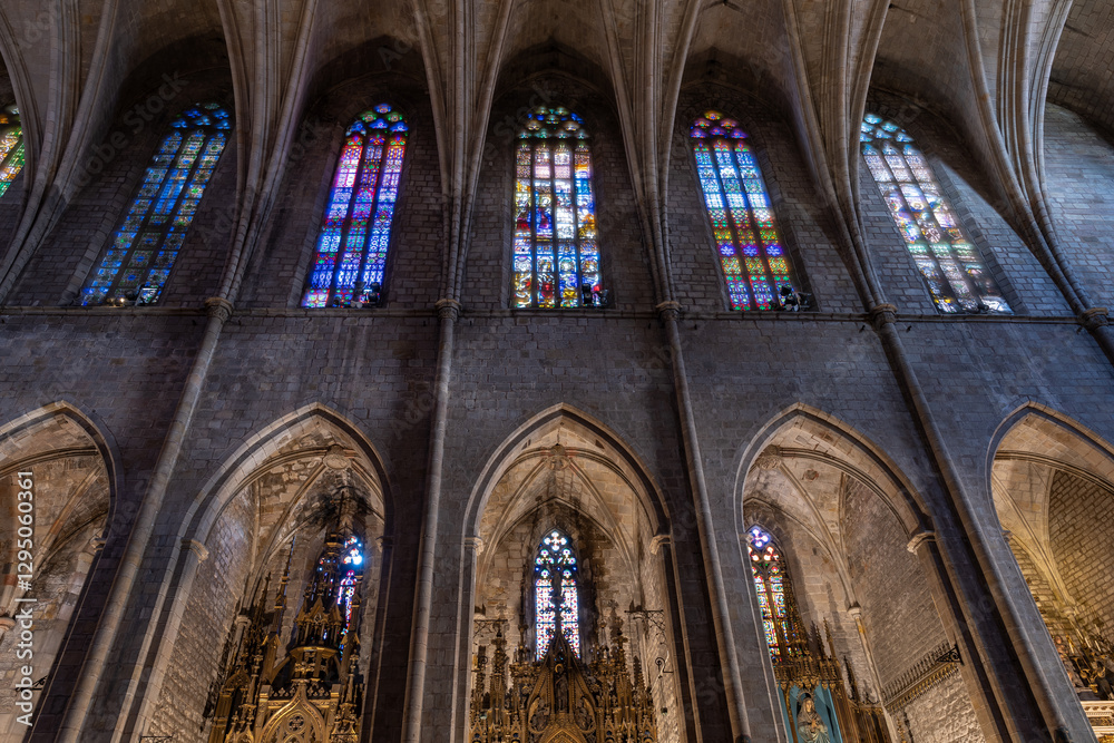Fototapeta premium Detalle de las cristaleras de un edificio religioso medieval europeo.