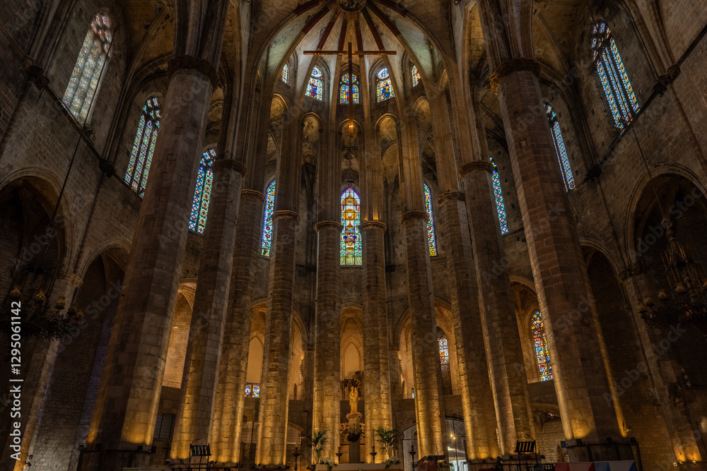 Fototapeta premium Interior de un edificio religioso católico medieval europeo.