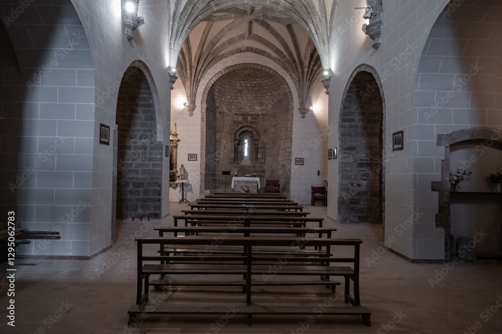 Obraz premium Interior de un edificio religioso católico medieval europeo.