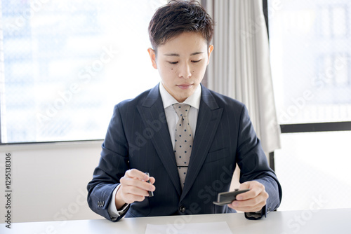 判子を押すビジネスマン