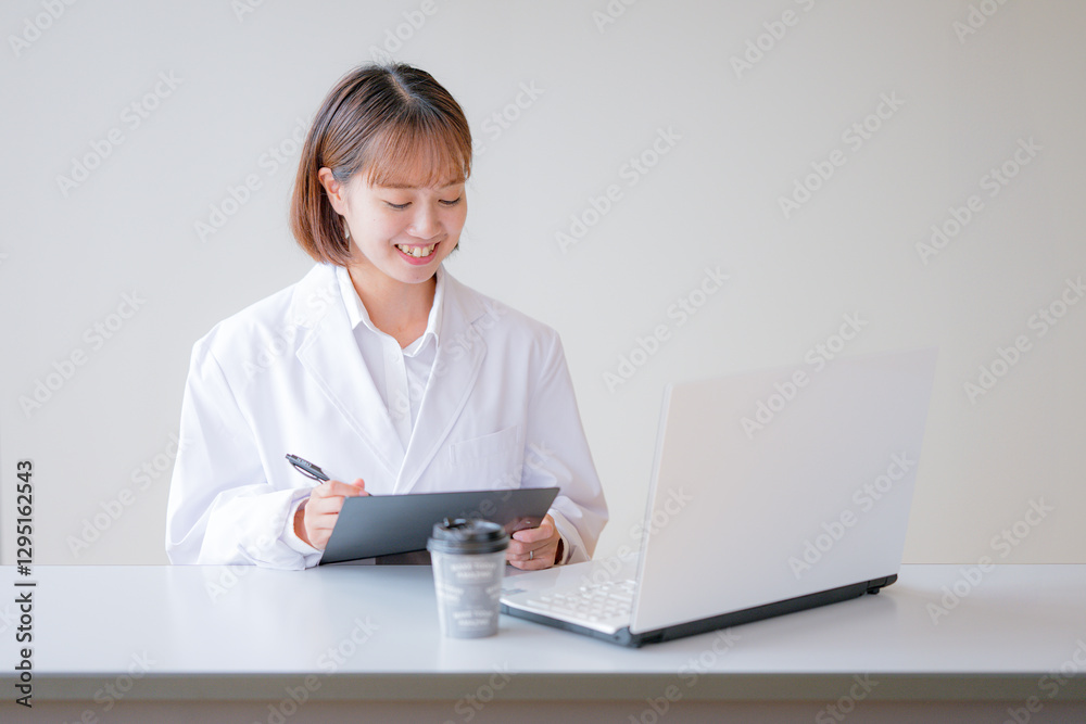 カルテを書く医療スタッフ