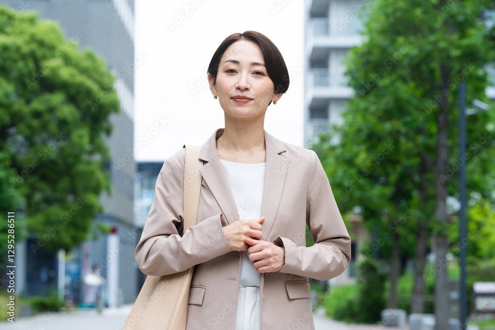 カジュアルスーツを着た若い女性　ビジネスイメージ