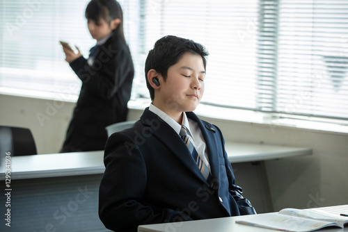 イヤホンで音楽を聴く男子学生 photo