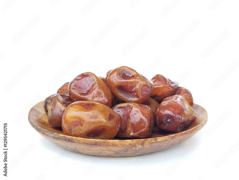 Obraz premium Date fruits on plate isolated on white background, Typical Muslim food during the month of Ramadan 