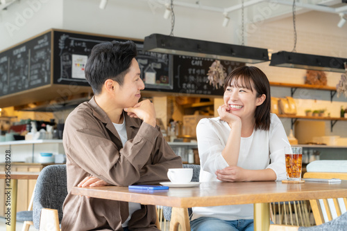 カフェでデートをするカップル