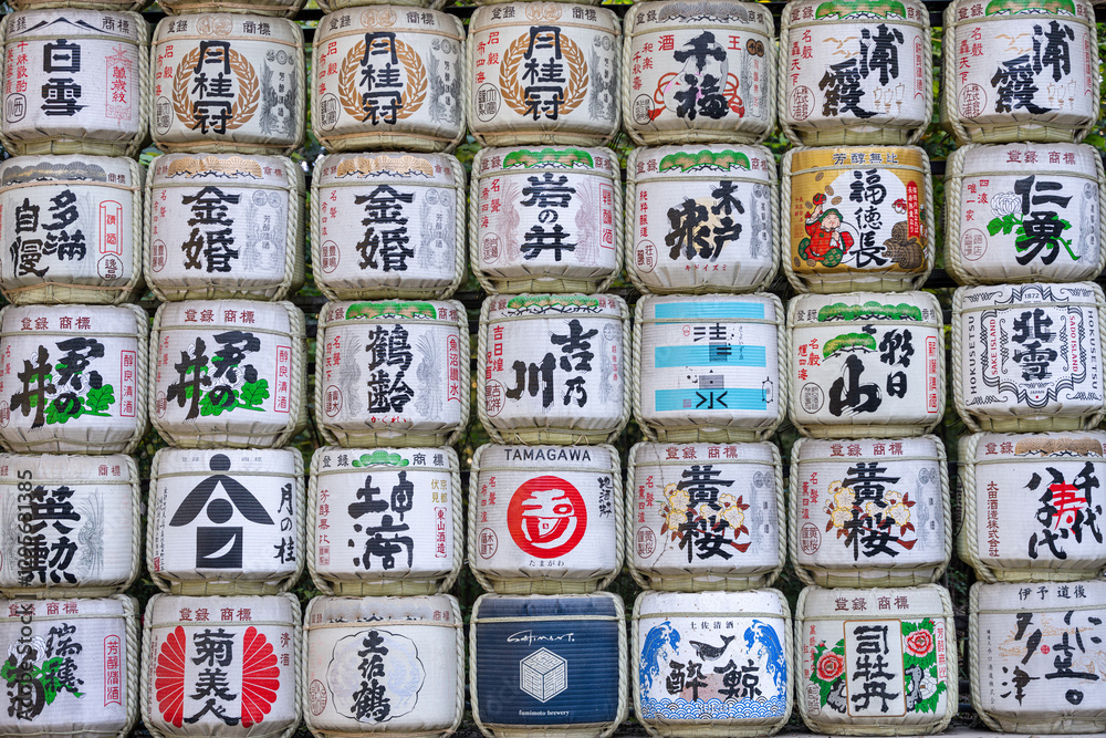 Fototapeta premium Des petits tonneaux de sake et de vins japonais soigneusement stockés dans un temple traditionnel à Tokyo, illustrant la fusion de la culture spirituelle et des traditions japonaises.
