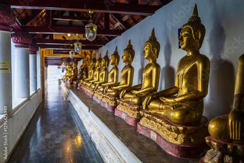 Obraz na płótnie Old Beautiful Golden Buddha Many statues at Wat Phra Si Rattana Mahathat also colloquially referred to as Wat Yai is a Buddhist temple It is a major tourist is Public places in Phitsanulok,Thailand. w salonie