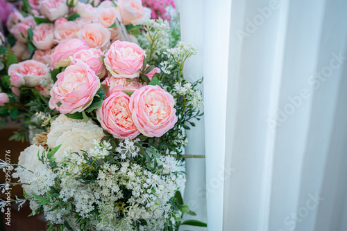 Obraz na płótnie Valentine's day concept,close up Sweet color of artificial rose bouquet of red and pink roses Put with rose vase weddings interiors and decorations In a restaurant background w salonie