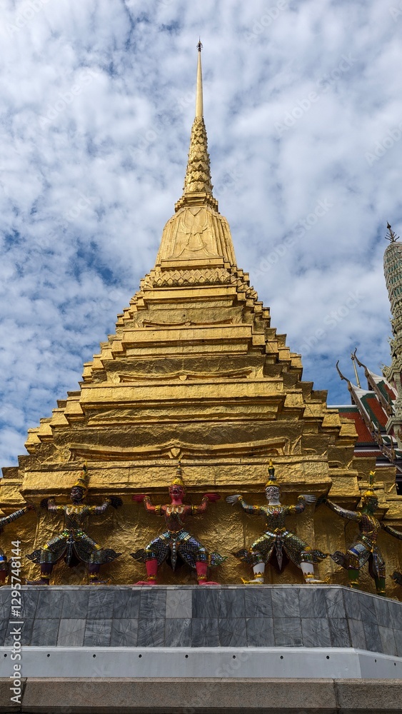 Naklejka premium Amazing golden sculptures of Grand Palace #bangkok #thailand