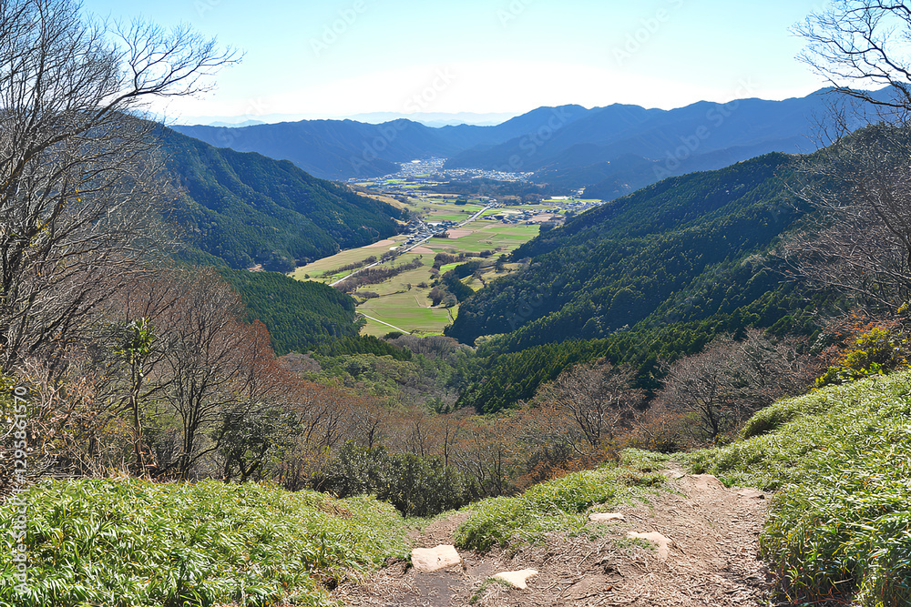 Naklejka premium A breathtaking view of Hachimantai in Nagano Prefecture, Japan, showcasing the stunning mountainous terrain, lush greenery, and serene natural beauty of this picturesque area