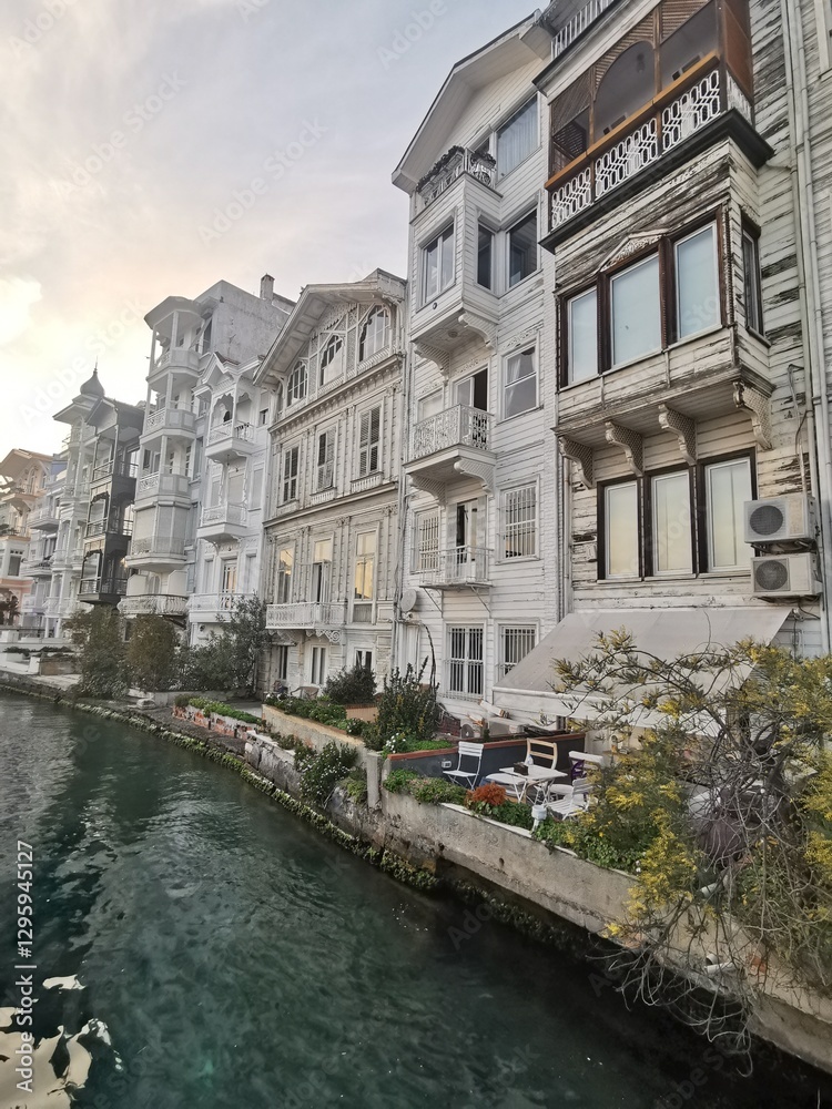 Fototapeta premium canal and houses