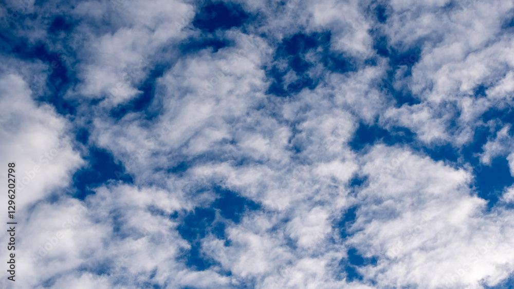 Fototapeta premium pattern blue day sky with white clouds