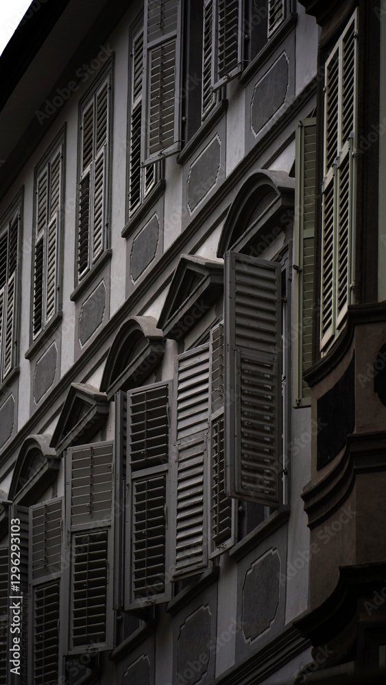 Fototapeta premium Finestre con persiane
