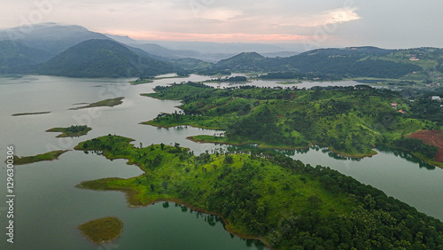 Foto A breathtaking drone view of Umiam Lake in the afternoon, glistening under the soft light after a sudden rain, with mist rising over the calm waters—perfect for serene and travel visuals