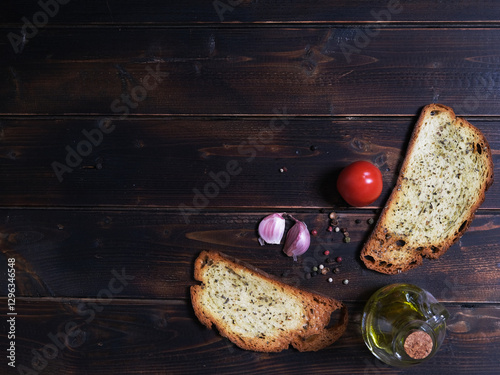  Fette di pane tostato con ingredienti per una bruschetta, spazio per testo photo