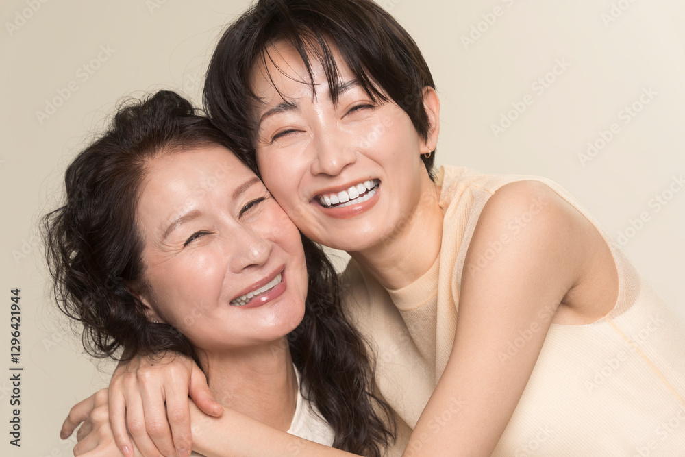 アジア人親子のポートレート。寄り添い笑っている。スタジオ撮影ベージュ背景.。 アジア人親子のポートレート。寄り添い笑っている。スタジオ撮影ベージュ背景.。