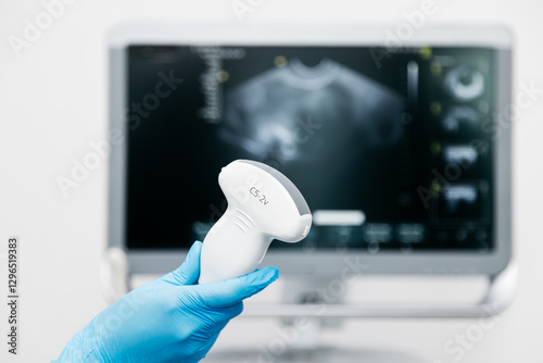 Fotografía An ultrasound probe in the hands of a medical professional during preparation for examination