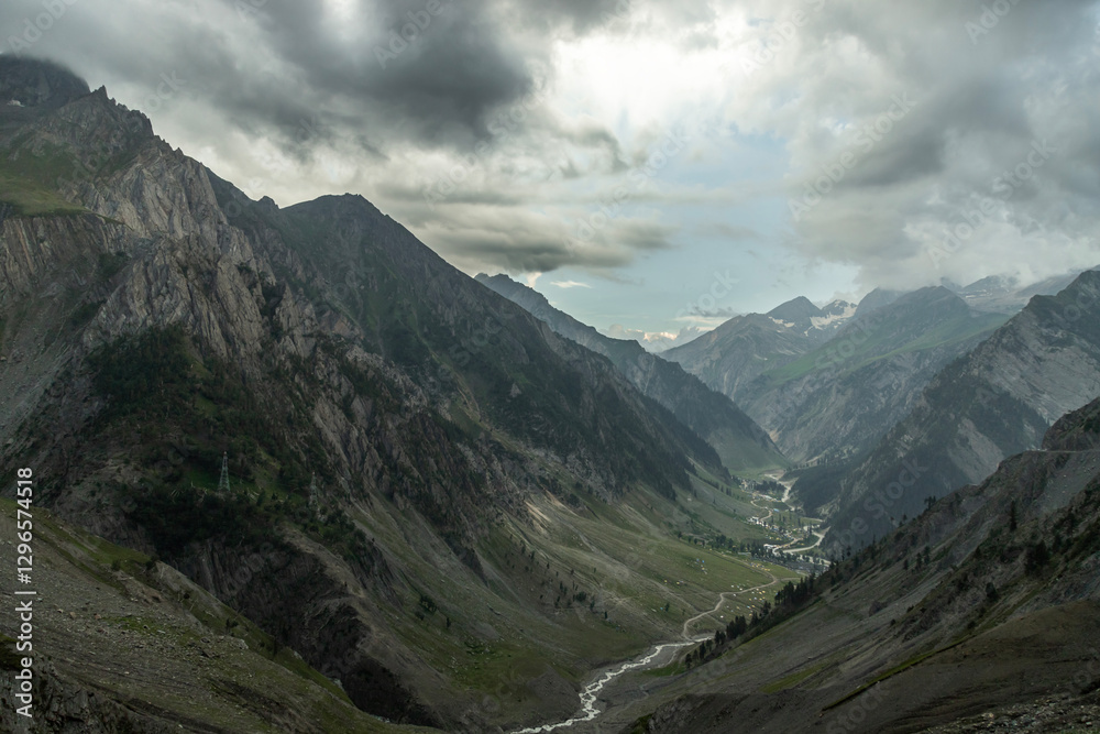 Obraz premium Beautiful Himalayan mountain landscape view of Baltal on Zoji La Pass with Sindh River in the Srinagar-Leh road in Jammu and Kashmir, India.