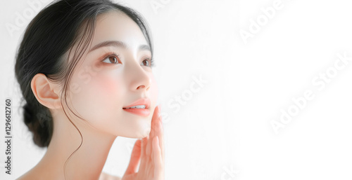 肌が美しい若い女性の横顔。美容、ビューティー、健康、化粧品の広告デザインに最適な素材