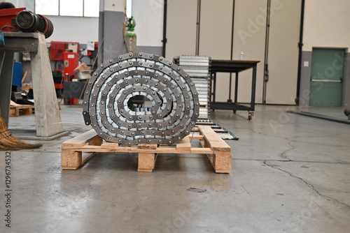 Dettaglio di una catena di trasmissione industriale avvolta su pallet