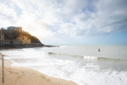Plage sous un ciel nuageux