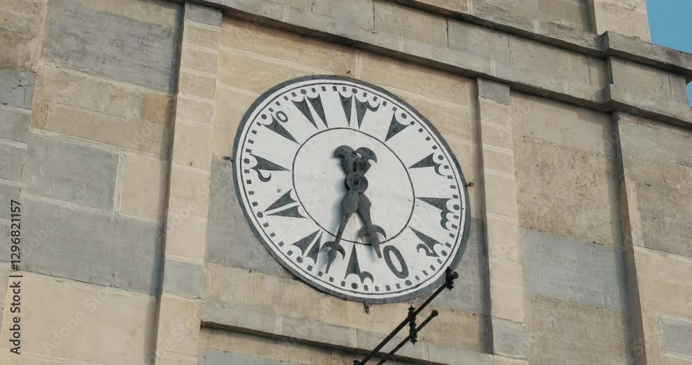 The large dial of the Kastamonu Clock Tower continues to work as if defying time. The large dial of the Kastamonu Clock Tower continues to work as if defying time.