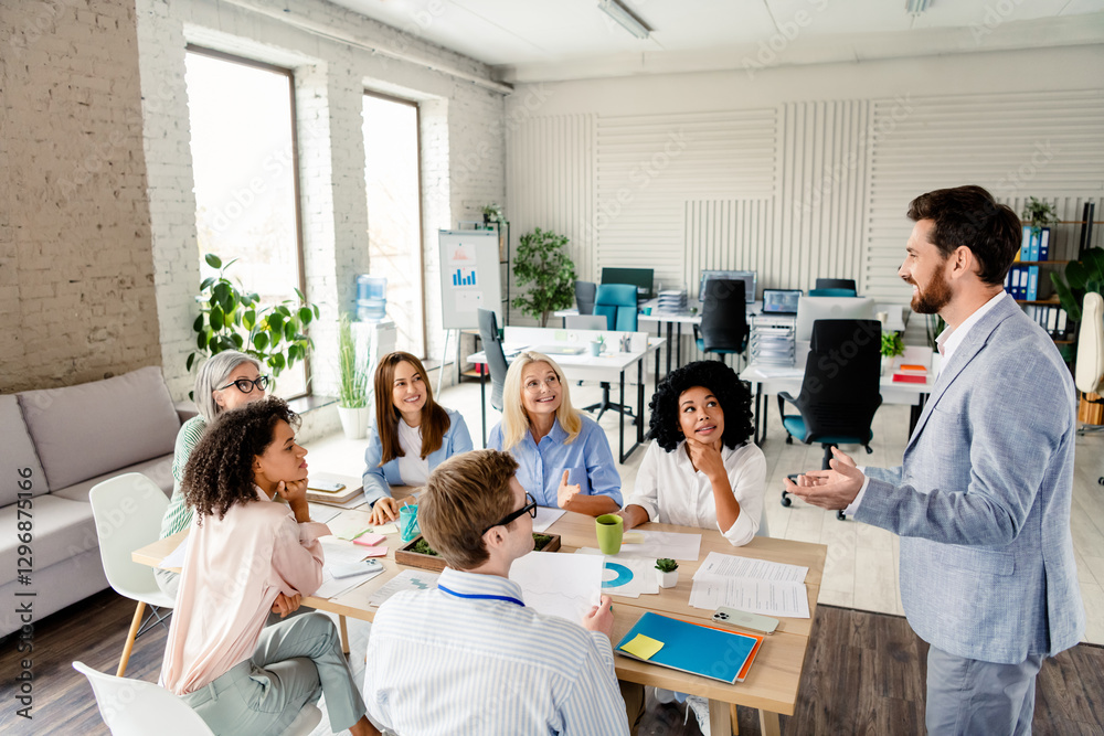 Obraz premium Diverse professionals collaborate in a modern office space during a productive team meeting.