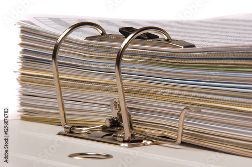 Obraz na płótnie Ein Aktenordner mit vielen abgehefteten Akten und Dokumenten als Symbolbild für Bürokratie w salonie