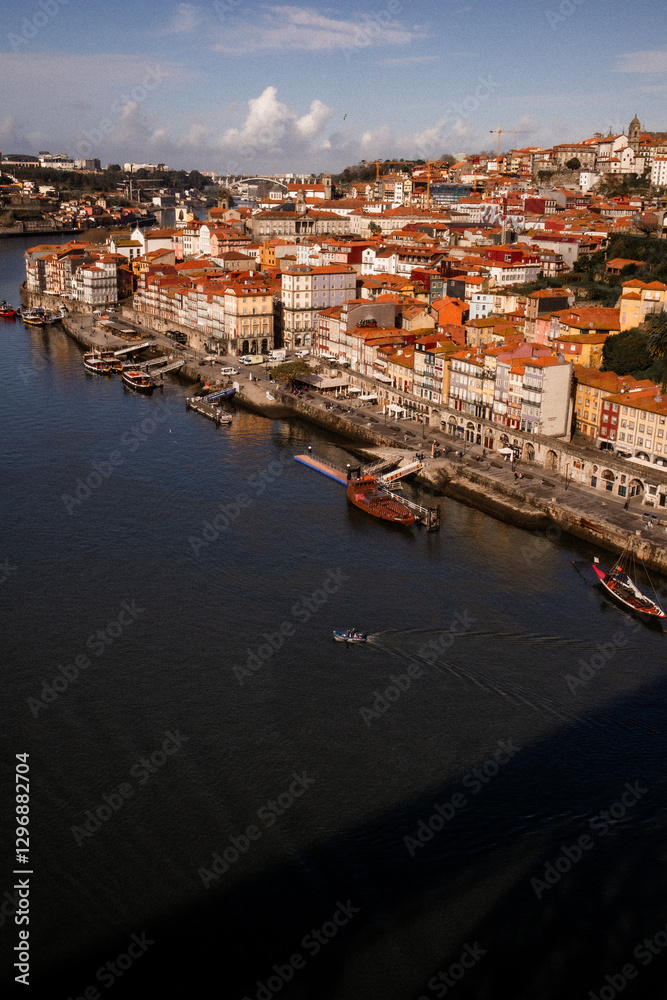Obraz premium Porto – Scenic Douro River View with Historic Architecture