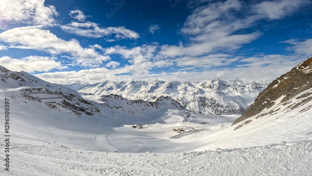 Obraz premium Skiing by sunny in Sölden in Austria 