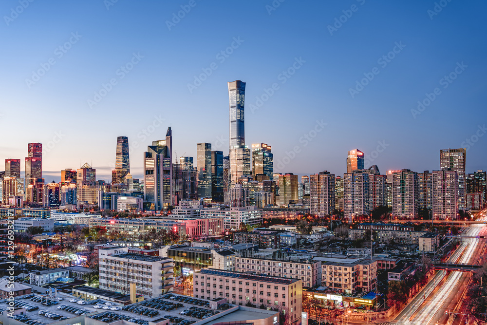 Obraz premium A panoramic view of the tall buildings in the city of Beijing, China at dusk