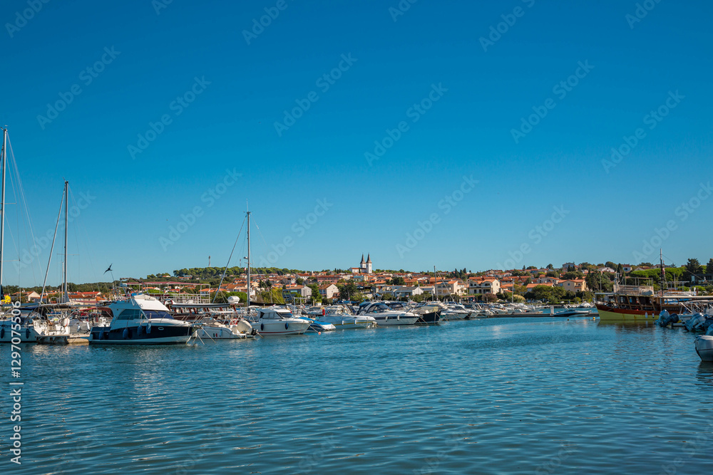 Der Hafen im malerischen Ort Medulin in Kroatien Der Hafen im malerischen Ort Medulin in Kroatien