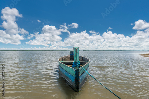Barco na Barra da Lagoa do Peixe.