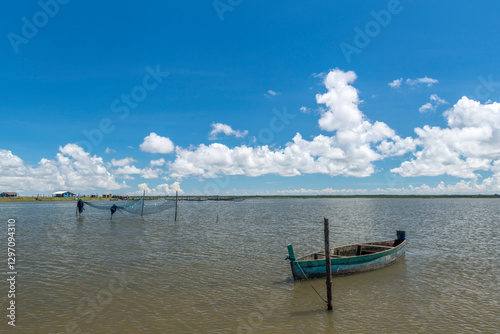 Barco na Barra da Lagoa do Peixe.