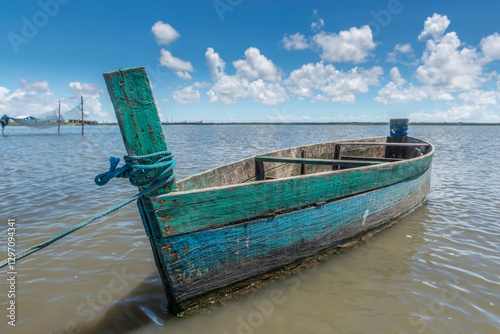 Barco na Barra da Lagoa do Peixe.