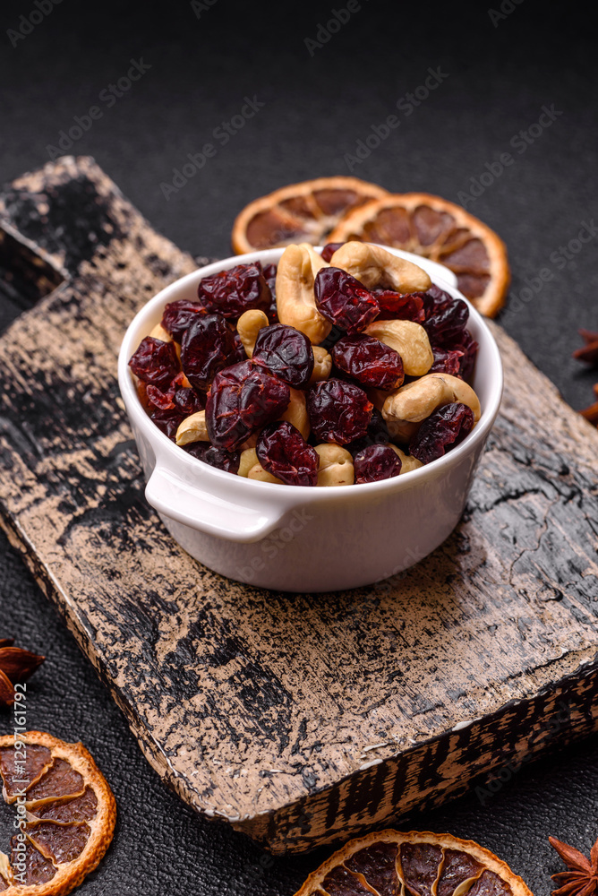Mixture of roasted cashews and dried cranberries Mixture of roasted cashews and dried cranberries