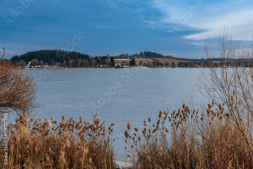 Obraz na płótnie Winter mood on the frozen Lipno Dam. Czech Republic w salonie