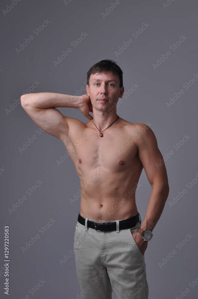 homem forte muscular homem forte muscular
