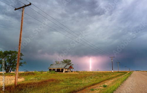 Obraz na płótnie Lightning strikes near abandoned farmhouse in saskatchewan, canada w salonie