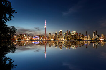 Crédence de cuisine Toronto Toronto reflété sur le lac au crépuscule  © pictureguy32